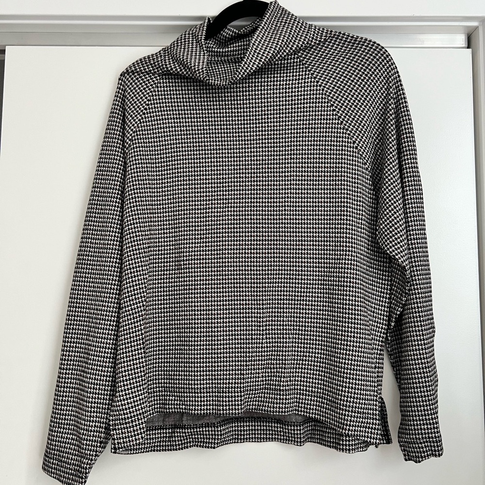 Women’s Houndstooth Turtleneck Sweater